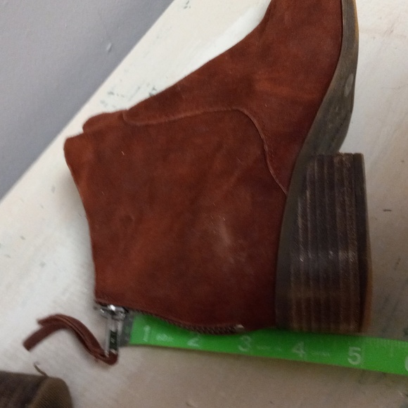 LUCKY BRAND WINE COLORED LEATHER, ZIP BACK ANKLE BOOTS - Picture 11 of 13